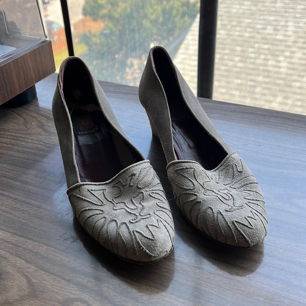 VINTAGE Anne Klein Taupe/Grey Suede Wedges